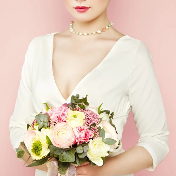 Mujer con ramo de flores en sus manos — Foto de Stock