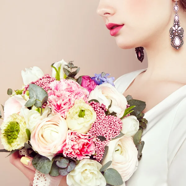 Donna con mazzo di fiori in mano — Foto Stock