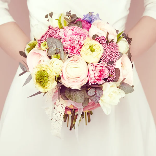 Woman with bouquet of flowers in her hands — Stock Photo, Image