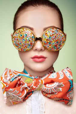 Renkli gözlüklü güzel genç kadın portresi