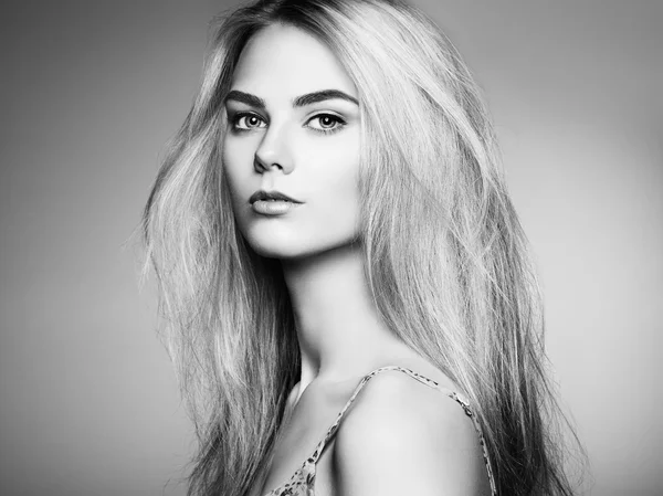 Retrato de moda de mujer elegante con cabello magnífico — Foto de Stock