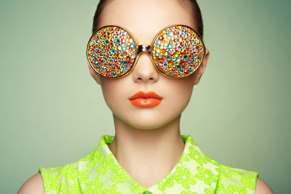 Retrato de hermosa mujer joven con gafas de colores — Foto de Stock