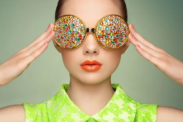 Retrato de hermosa mujer joven con gafas de colores — Foto de Stock