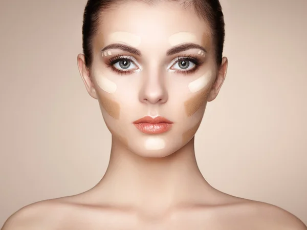 Vacker kvinna ansikte. perfekt makeup — Stockfoto