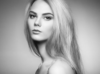 Muhteşem saçlı zarif kadın moda portre