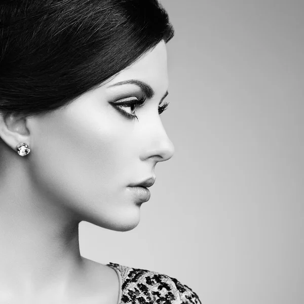 Fashion portrait of elegant woman with magnificent hair — Stock Photo, Image