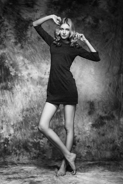 Genç ve muhteşem bir kadının moda fotoğrafı.