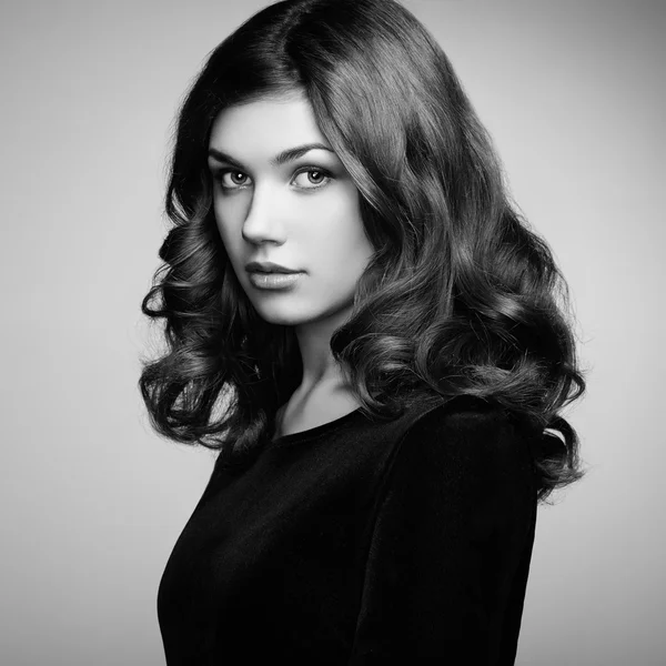 Fashion portrait of elegant woman with magnificent hair — Stock Photo, Image