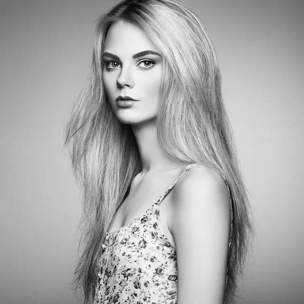 Retrato de moda de mulher elegante com cabelo magnífico — Fotografia de Stock