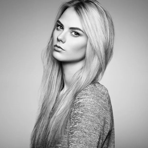 Fashion portrait of elegant woman with magnificent hair — Stock Photo, Image