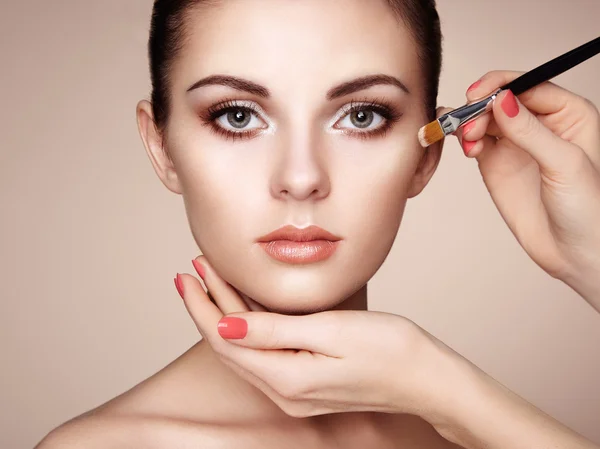 Makeup artist applies skintone — Stock Photo, Image