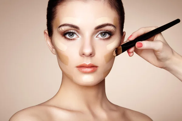 Make-up artiest geldt Kleurverbetering — Stockfoto