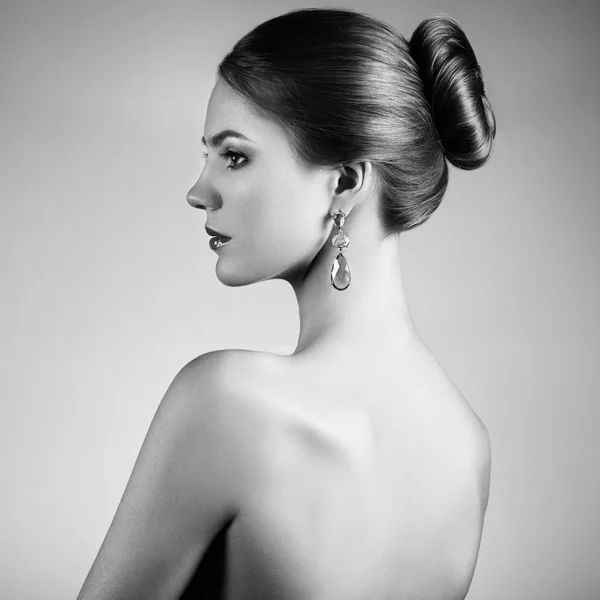 Retrato de bela mulher sensual com penteado elegante — Fotografia de Stock