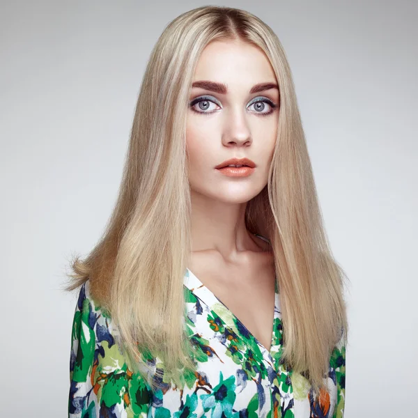 Mode portret van elegante vrouw met prachtige haren — Stockfoto
