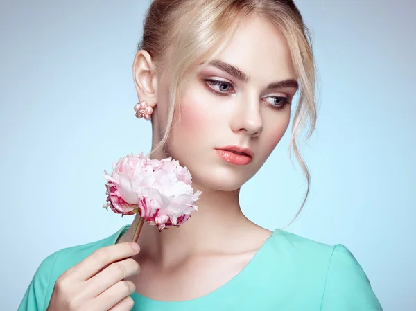 Retrato de bela mulher sensual com penteado elegante — Fotografia de Stock