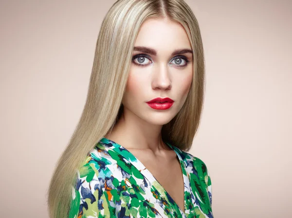 Retrato de moda de mujer elegante con cabello magnífico —  Fotos de Stock