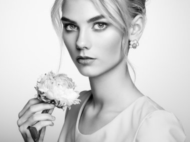 şık bir saç modeli ile güzel bir şehvetli kadın portresi