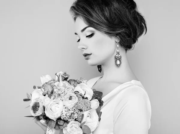 Mulher com buquê de flores nas mãos — Fotografia de Stock