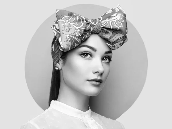 Portret van mooie jonge vrouw met strik — Stockfoto