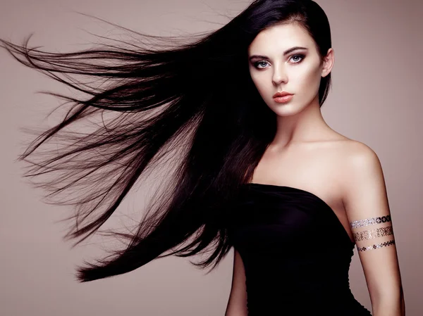 Retrato de moda de mujer elegante con cabello magnífico — Foto de Stock