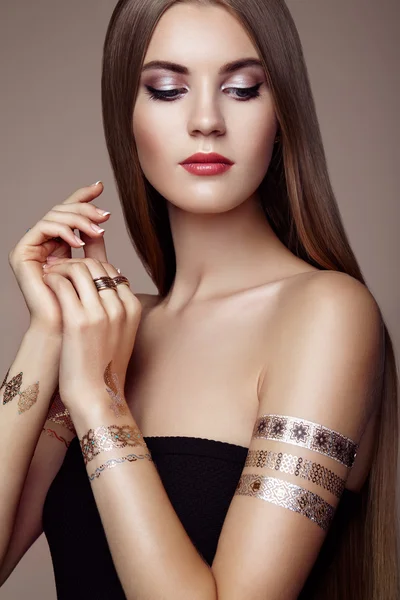 Retrato de moda de mulher elegante com cabelo magnífico — Fotografia de Stock