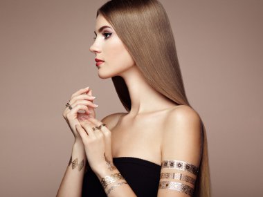 Muhteşem saçlı zarif kadın moda portre