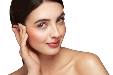 Temiz tenli güzel bir genç kadın portresi. Sağlıklı cildi olan bir model boş bir yere bakar, portreyi kapatır. Kozmetik, güzellik ve kaplıca