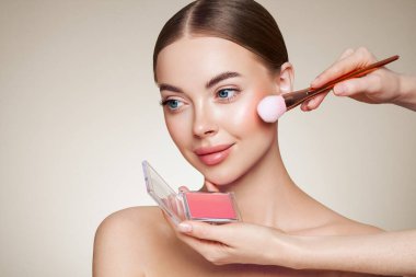 Makyaj sanatçısı Göz Gölgesi 'ni uyguluyor. Güzel Kadın Suratı. Mükemmel makyaj. Makyaj ekibi. Kusursuz Derili Güzellik Kızı. Çivi ve manikür. Göz Gölgesi Paleti