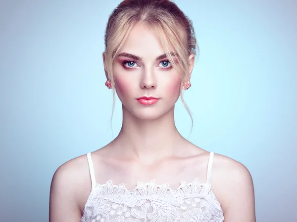 금발 머리와 아름 다운 젊은 여자의 패션 초상화 — 스톡 사진