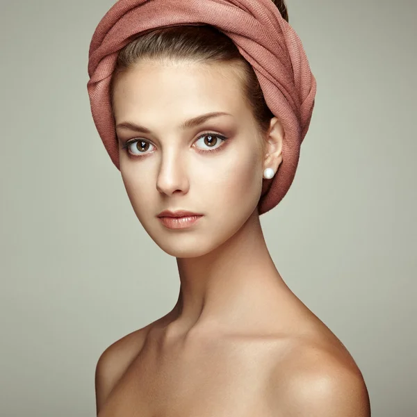 Retrato jovem bela mulher morena com cobertura para a cabeça elegante — Fotografia de Stock