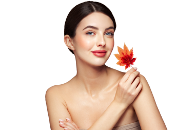 Güz yapraklarıyla güzel genç bir kadının portresi. Sağlıklı, temiz, taze cilt doğal makyaj güzel gözler.