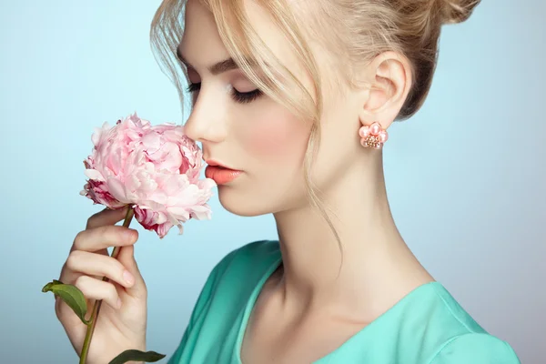 Retrato de bela mulher sensual com penteado elegante — Fotografia de Stock