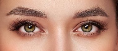 Uzun kirpikleri olan güzel dişi gözler. Kirpik uzantıları. Makyaj, kozmetik, güzellik. Yaklaş, makro.