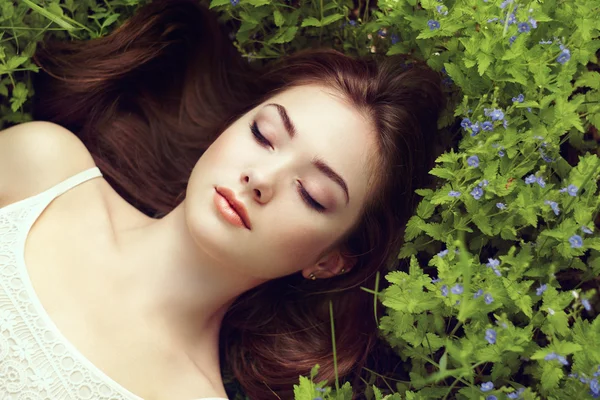 Retrato de uma bela jovem mulher no jardim de verão — Fotografia de Stock