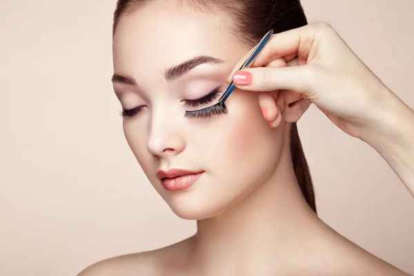 Maquillaje artista pega pestañas — Foto de Stock