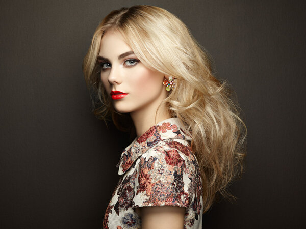 Портрет красивой чувственной женщины с элегантной прической
