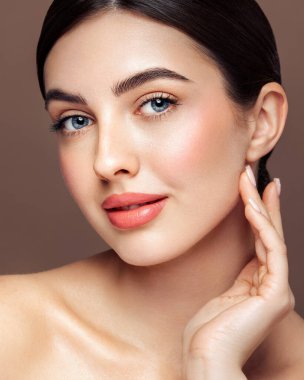 Temiz tenli güzel bir genç kadın portresi. Sağlıklı cildi olan bir model boş bir yere bakar, portreyi kapatır. Kozmetik, güzellik ve kaplıca