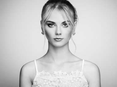 Moda portre sarışın saçlı güzel genç kadın