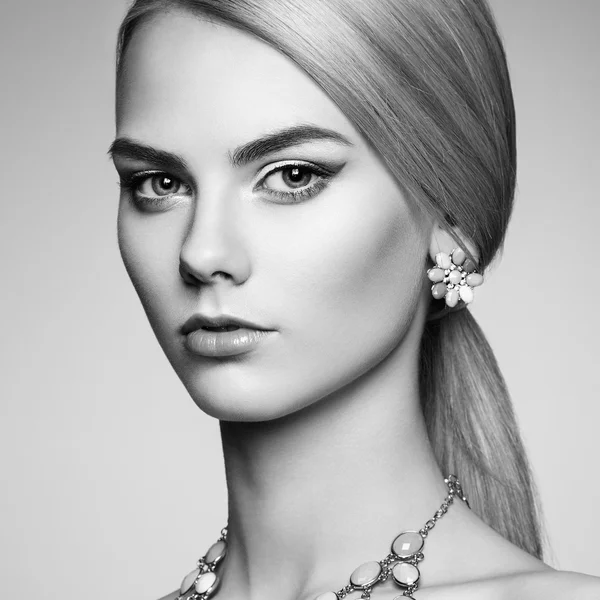 Szép érzéki nő, elegáns frizura portréja — Stock Fotó
