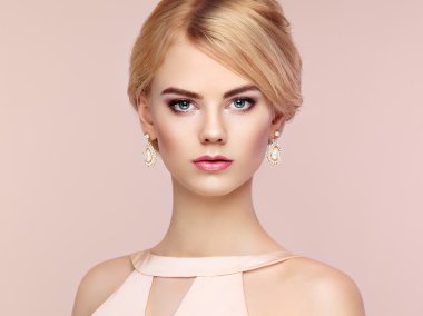 şık bir saç modeli ile güzel bir şehvetli kadın portresi