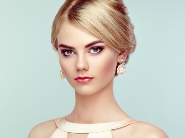 şık bir saç modeli ile güzel bir şehvetli kadın portresi