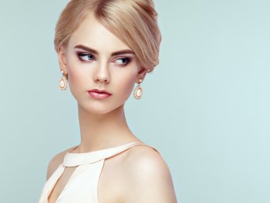 şık bir saç modeli ile güzel bir şehvetli kadın portresi