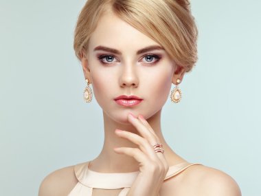 şık bir saç modeli ile güzel bir şehvetli kadın portresi