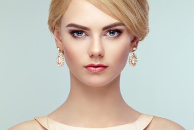 şık bir saç modeli ile güzel bir şehvetli kadın portresi