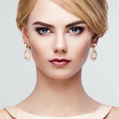 şık bir saç modeli ile güzel bir şehvetli kadın portresi