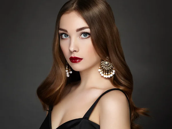 Retrato de moda de mujer elegante con cabello magnífico —  Fotos de Stock