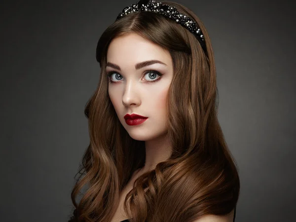 Modeporträt einer eleganten Frau mit prachtvollem Haar — Stockfoto