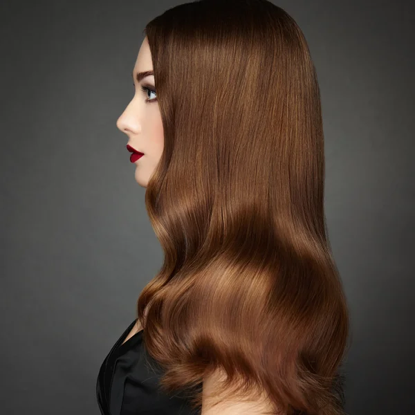 Modeporträt einer eleganten Frau mit prachtvollem Haar — Stockfoto