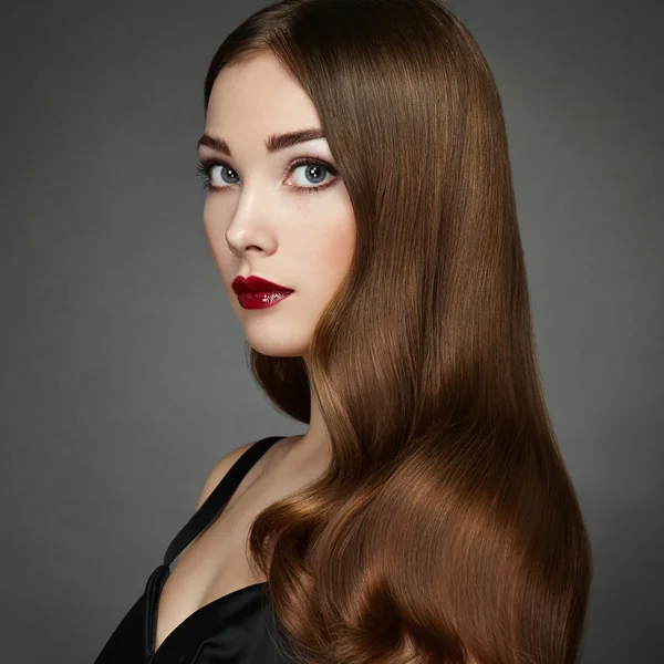 Retrato de moda de mulher elegante com cabelo magnífico — Fotografia de Stock