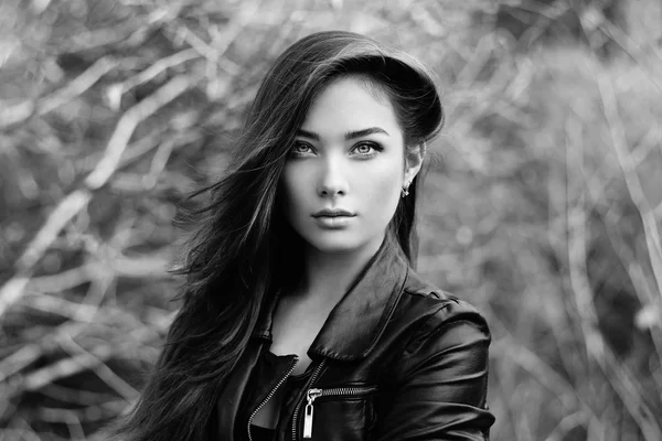 Portrait of young beautiful woman in leather jacket — Stock Photo, Image